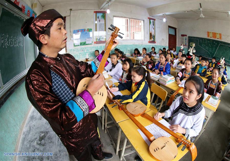Guizhou: J&oacute;venes del grupo &eacute;tnico Dong aprenden m&uacute;sica folcl&oacute;rica