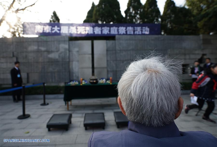 Una serie de ceremonias fueron llevadas a cabo por las personas para recordar a sus famiiliares asesinados en la masacre de 1937 previo al Día Nacional Conmemorativo por las Víctimas de la Masacre de Nanjing, que se conmemora el 13 de diciembre. Una serie de ceremonias fueron llevadas a cabo por las personas para recordar a sus famiiliares asesinados en la masacre de 1937 previo al Día Nacional Conmemorativo por las Víctimas de la Masacre de Nanjing, que se conmemora el 13 de diciembre.
