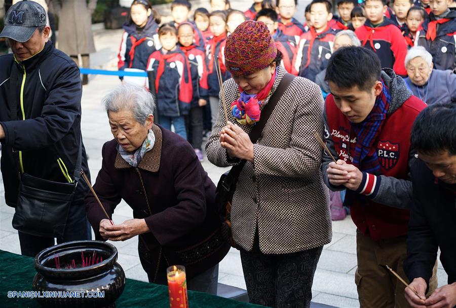 Una serie de ceremonias fueron llevadas a cabo por las personas para recordar a sus famiiliares asesinados en la masacre de 1937 previo al D&iacute;a Nacional Conmemorativo por las V&iacute;ctimas de la Masacre de Nanjing, que se conmemora el 13 de diciembre.