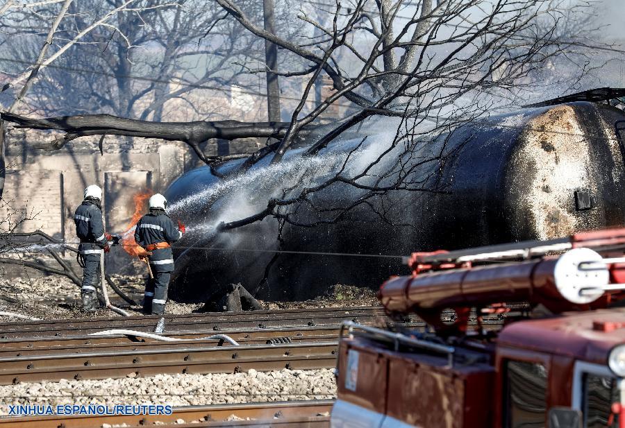 Al menos cuatro personas murieron y 12 resultaron heridas el sábado por la mañana en Bulgaria debido a la explosión ocurrida al descarrilar un tren que transportaba gas, informó el Ministerio del Interior del país.