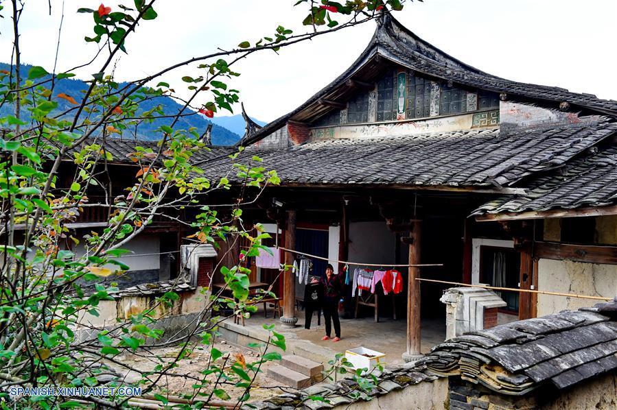 Construida durante el régimen del emperador Jiaqing de la Dinastía Qing (1760-1820), la villa Empalizada Zhongpu es una construcción con un patio hecha de tierra y madera, que cubre un área de 10,000 metros cuadrados con un total de 182 habitaciones.