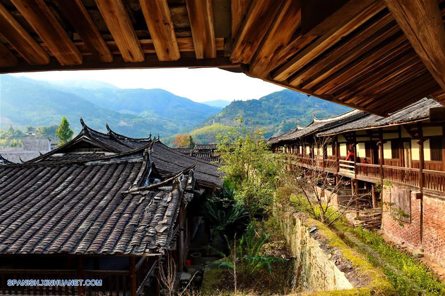 Construida durante el régimen del emperador Jiaqing de la Dinastía Qing (1760-1820), la villa Empalizada Zhongpu es una construcción con un patio hecha de tierra y madera, que cubre un área de 10,000 metros cuadrados con un total de 182 habitaciones.