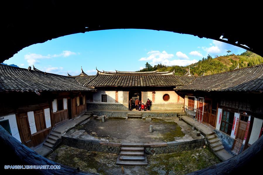 Construida durante el régimen del emperador Jiaqing de la Dinastía Qing (1760-1820), la villa Empalizada Zhongpu es una construcción con un patio hecha de tierra y madera, que cubre un área de 10,000 metros cuadrados con un total de 182 habitaciones.