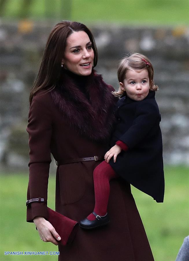 Miembros de familia real británica acuden a misas de Navidad.