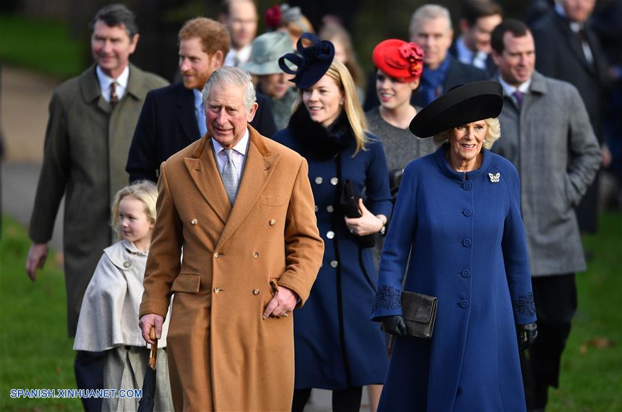 Miembros de familia real británica acuden a misas de Navidad.