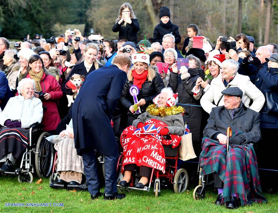 Miembros de familia real británica acuden a misas de Navidad.