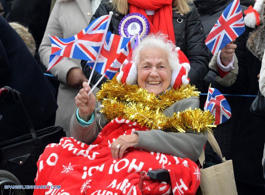 Miembros de familia real británica acuden a misas de Navidad.
