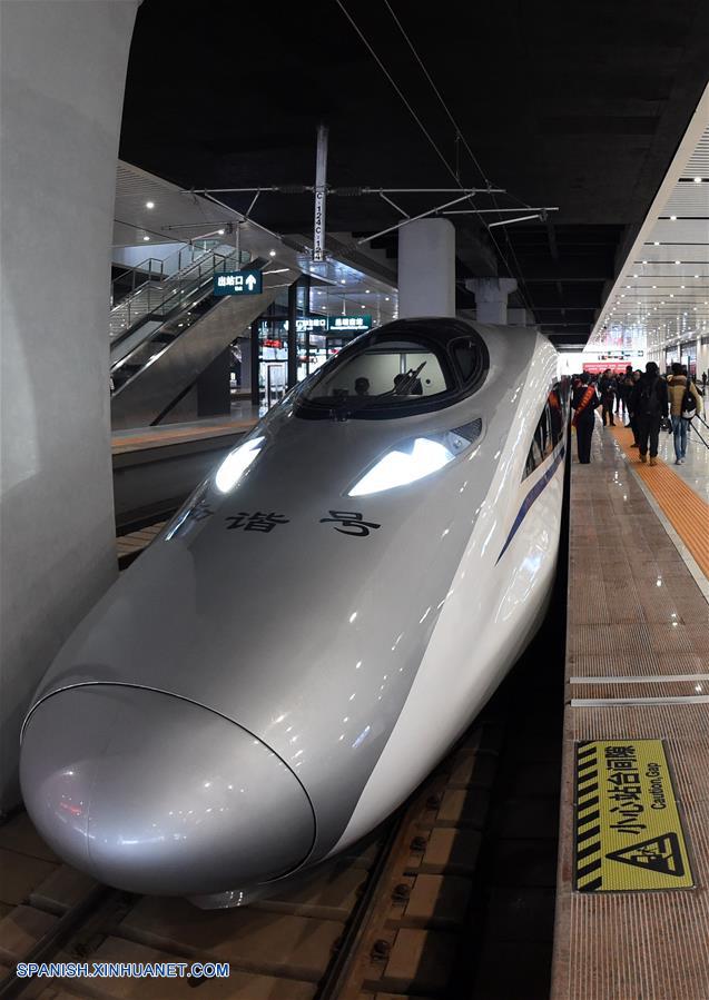 La sección Guiyang-Kunming del tren de alta velocidad Shanghai-Kunming fue puesta en operación el miércoles, completando el funcionamiento del conjunto de la línea del ferrocarril de alta velocidad Shanghai-Kunming.