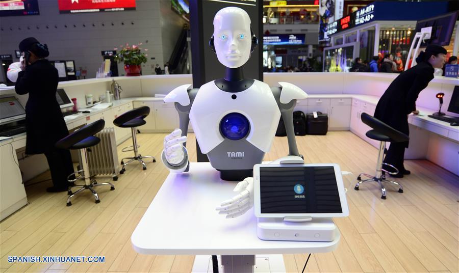 Tres robots inteligentes ofrecieron servicios de información a los pasajeros en la Estación de Ferrocarril Jinan Oeste.