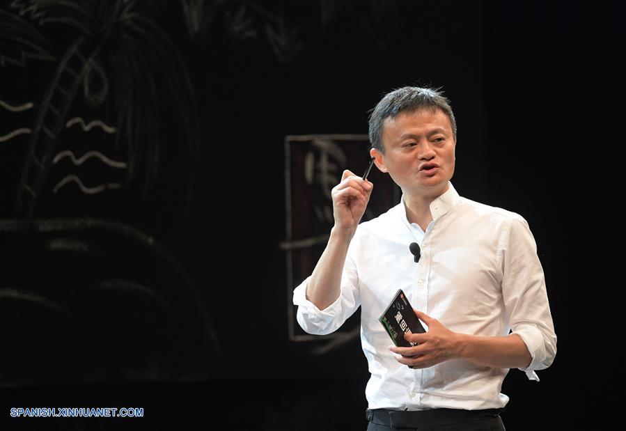 Jack Ma, fundador y presidente del gigante del comercio electrónico de China, Alibaba, pronuncia un discurso en el evento 'Volver a Clases' llevado a cabo por la Fundación Jack Ma en Sanya.