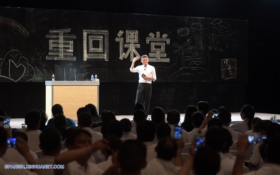 Jack Ma, fundador y presidente del gigante del comercio electrónico de China, Alibaba, pronuncia un discurso en el evento 'Volver a Clases' llevado a cabo por la Fundación Jack Ma en Sanya.