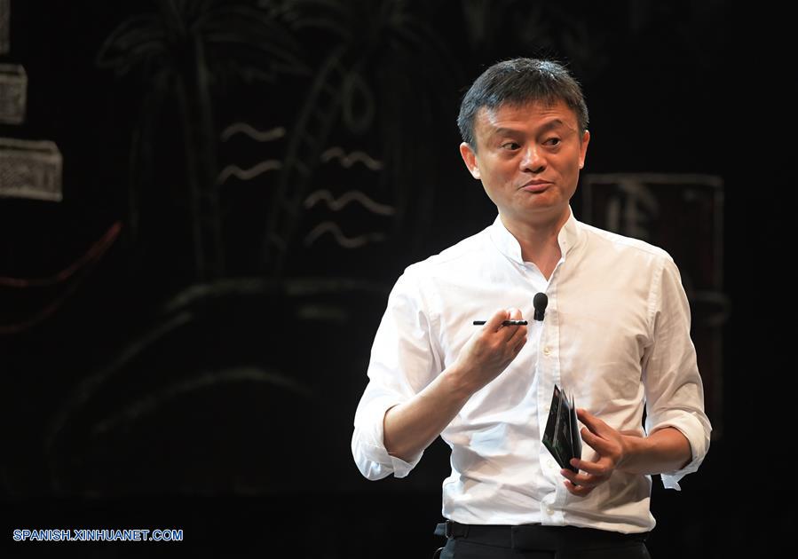 Jack Ma, fundador y presidente del gigante del comercio electrónico de China, Alibaba, pronuncia un discurso en el evento 'Volver a Clases' llevado a cabo por la Fundación Jack Ma en Sanya.