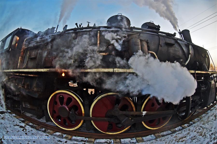 Un festival internacional de fotografía de locomotoras de vapor y turismo de tres días de duración comenzó el viernes, atrayendo a miles de turistas de todo el mundo.