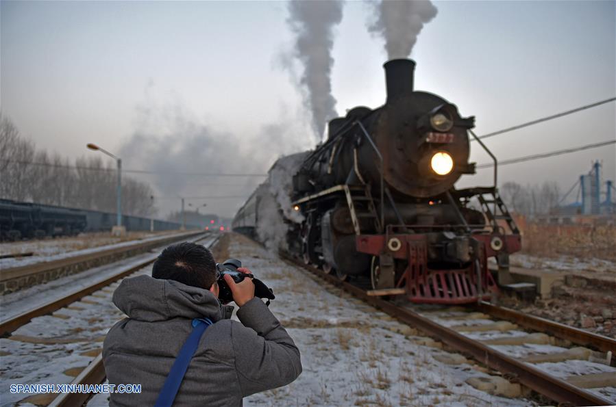 Un festival internacional de fotografía de locomotoras de vapor y turismo de tres días de duración comenzó el viernes, atrayendo a miles de turistas de todo el mundo.