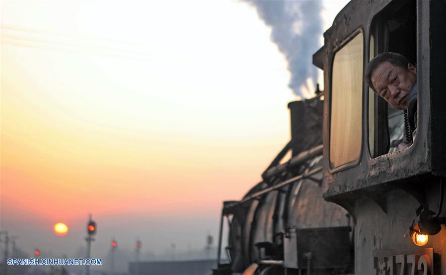 Un festival internacional de fotografía de locomotoras de vapor y turismo de tres días de duración comenzó el viernes, atrayendo a miles de turistas de todo el mundo.
