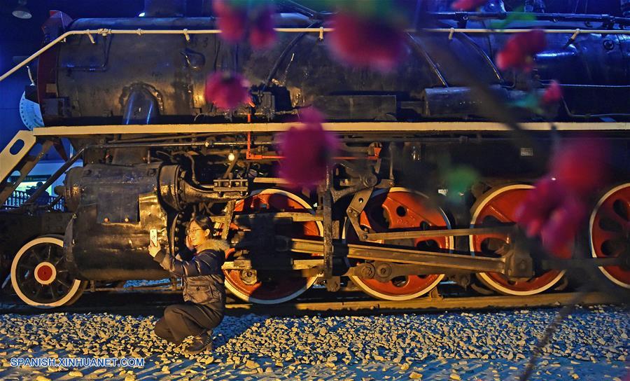Un festival internacional de fotografía de locomotoras de vapor y turismo de tres días de duración comenzó el viernes, atrayendo a miles de turistas de todo el mundo.