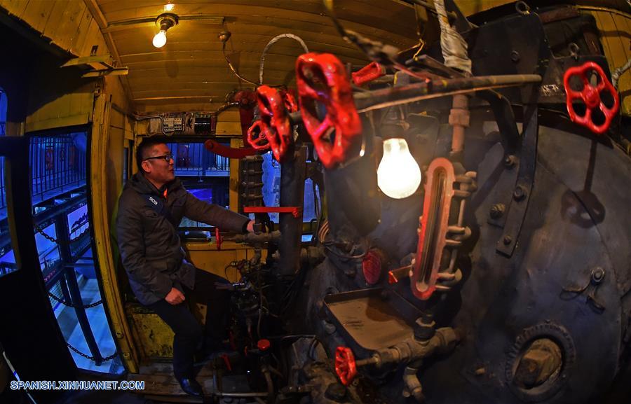 Un festival internacional de fotografía de locomotoras de vapor y turismo de tres días de duración comenzó el viernes, atrayendo a miles de turistas de todo el mundo.