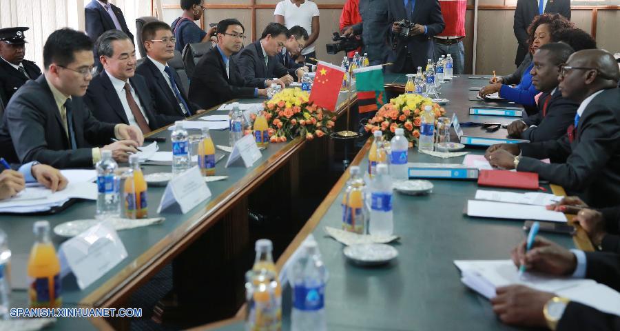 El ministro de Relaciones Exteriores chino, Wang Yi, quien se encuentra aquí de visita, afirmó el domingo que China continuará intensificando su cooperación industrial con Zambia y ayudando el país a mejorar su capacidad de desarrollo independiente.