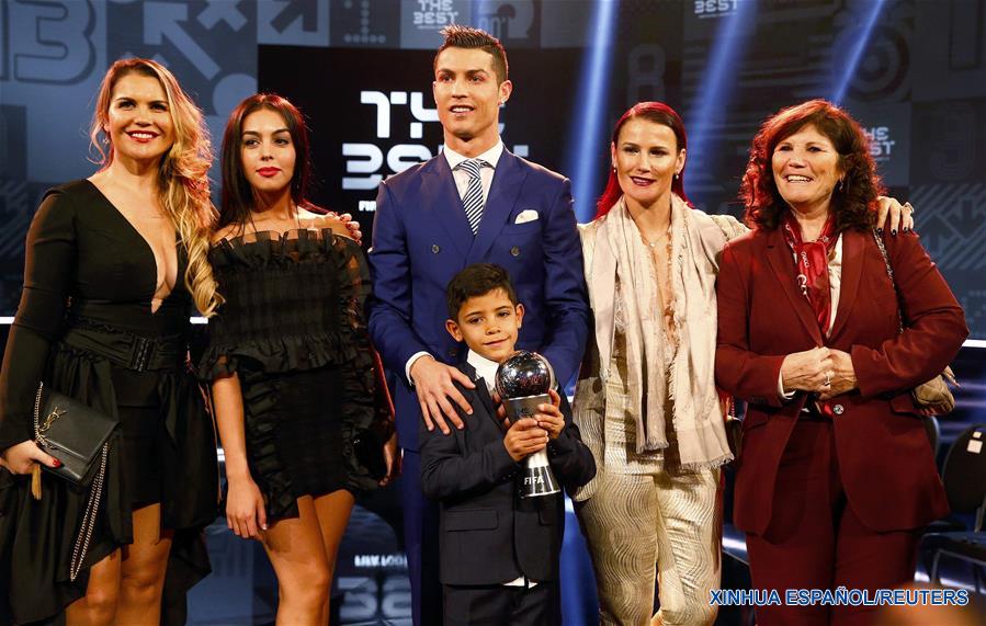 Cristiano Ronaldo fue coronado hoy como el Mejor Jugador 2016 de la Federación Internacional de Fútbol Asociación (FIFA), superando a Lionel Messi y Antoine Griezmann.