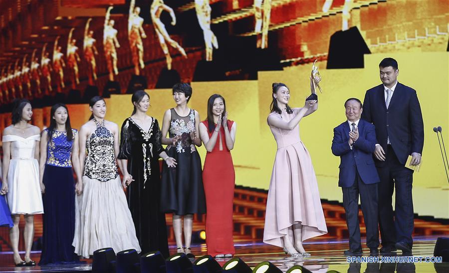 （体育）（1）2016体坛风云人物：中国女排获得年度最佳团队奖