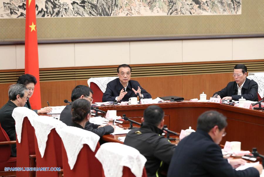 El primer ministro chino, Li Keqiang, presidió un seminario para solicitar opiniones entre los representantes de los sectores de la educación, las ciencias y la tecnología, la cultura, la sanidad y los deportes y de la gente corriente sobre el borrador del informe de la labor del gobierno.