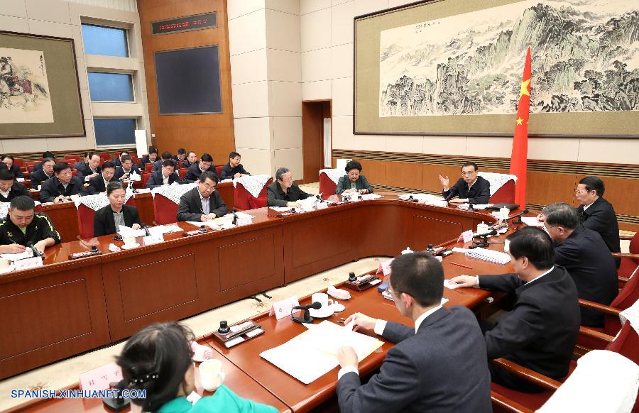 El primer ministro chino, Li Keqiang, presidió un seminario para solicitar opiniones entre los representantes de los sectores de la educación, las ciencias y la tecnología, la cultura, la sanidad y los deportes y de la gente corriente sobre el borrador del informe de la labor del gobierno.