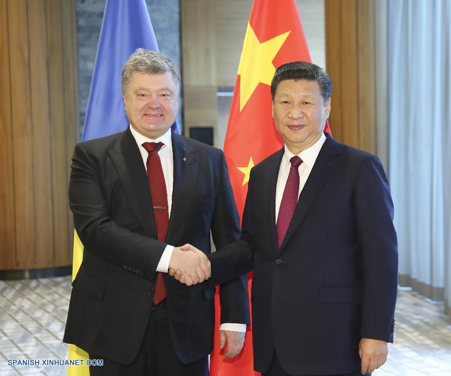 China desea desempeñar un papel constructivo en la solución política de la crisis de Ucrania, declaró hoy en Davos el presidente chino, Xi Jinping.