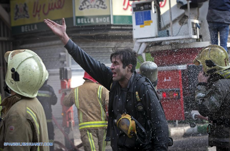Al menos 30 personas han muerto al derrumbarse un edificio comercial de 17 pisos en la capital iran&iacute; de Teher&aacute;n la ma&ntilde;ana de hoy jueves, inform&oacute; Press Tv.