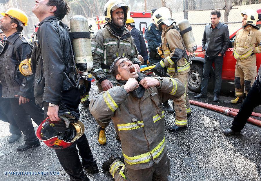 Al menos 30 personas han muerto al derrumbarse un edificio comercial de 17 pisos en la capital iraní de Teherán la mañana de hoy jueves, informó Press Tv.