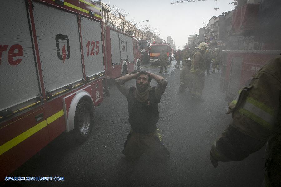 Al menos 30 personas han muerto al derrumbarse un edificio comercial de 17 pisos en la capital iraní de Teherán la mañana de hoy jueves, informó Press Tv. Al menos 30 personas han muerto al derrumbarse un edificio comercial de 17 pisos en la capital iraní de Teherán la mañana de hoy jueves, informó Press Tv.