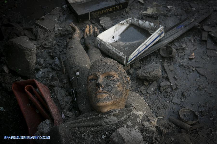 Al menos 30 personas han muerto al derrumbarse un edificio comercial de 17 pisos en la capital iran&iacute; de Teher&aacute;n la ma&ntilde;ana de hoy jueves, inform&oacute; Press Tv.