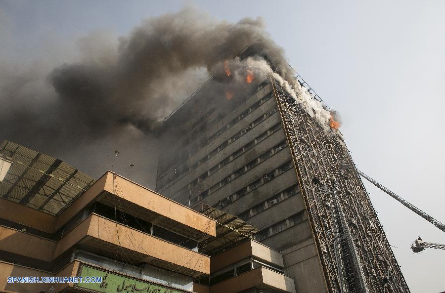 Al menos 30 personas han muerto al derrumbarse un edificio comercial de 17 pisos en la capital iran&iacute; de Teher&aacute;n la ma&ntilde;ana de hoy jueves, inform&oacute; Press Tv.