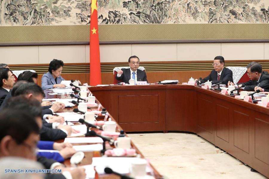 El primer ministro de China, Li Keqiang, presidió hoy un seminario para solicitar las opiniones de los representantes de los partidos no comunistas, la Federación Nacional de Industria y Comercio de China y personas sin afiliación partidista acerca del proyecto de informe sobre la labor del gobierno.