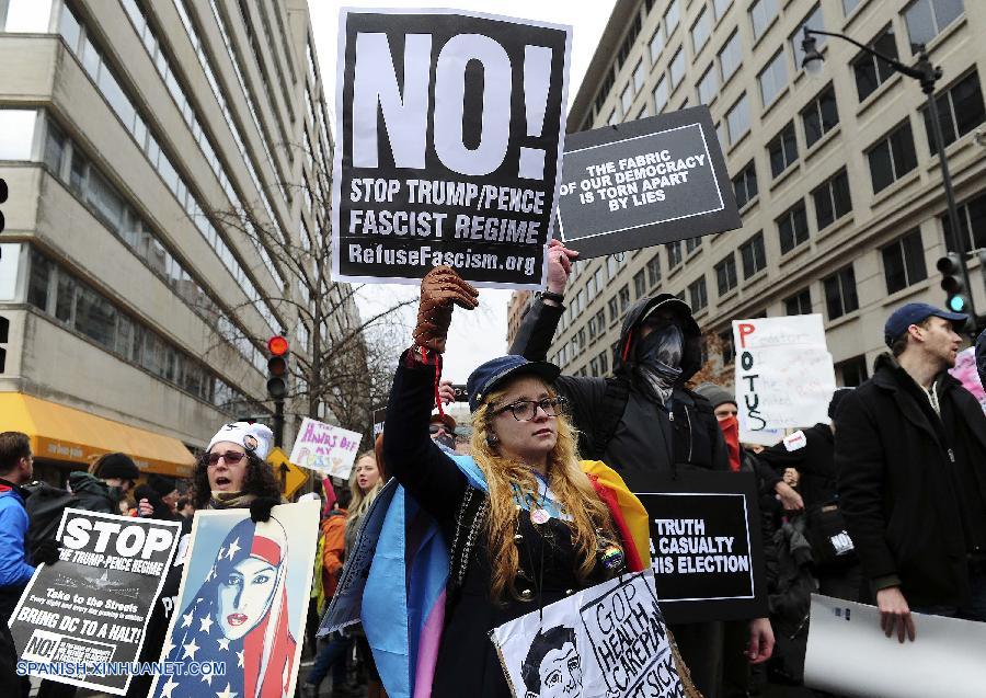Algunos manifestantes destrozaron escaparates de tiendas y ventanillas de autos hoy en Washington, la capital estadounidense, mientras se lleva a cabo la ceremonia de investidura de Donald Trump como el 45° presidente de Estados Unidos.