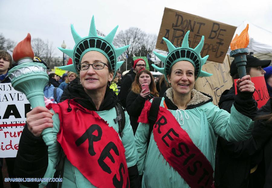 Algunos manifestantes destrozaron escaparates de tiendas y ventanillas de autos hoy en Washington, la capital estadounidense, mientras se lleva a cabo la ceremonia de investidura de Donald Trump como el 45° presidente de Estados Unidos.