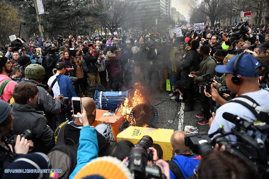 Algunos manifestantes destrozaron escaparates de tiendas y ventanillas de autos hoy en Washington, la capital estadounidense, mientras se lleva a cabo la ceremonia de investidura de Donald Trump como el 45° presidente de Estados Unidos.