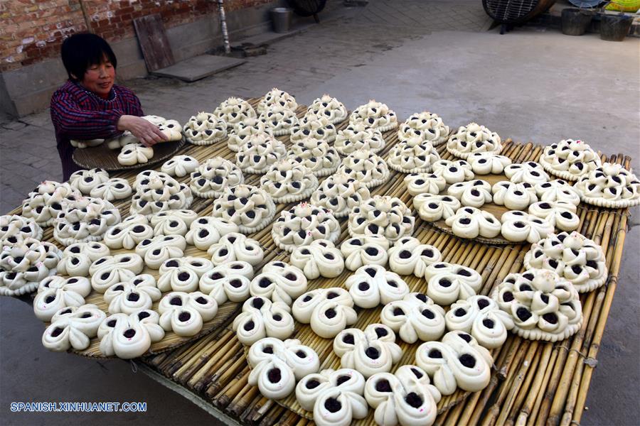 Los residentes de la villa de Ditouyuan tienen la tradición de elaborar bollos al vapor con distintos patrones para saludar al Festival de Primavera.