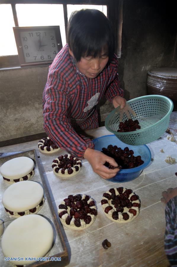 Los residentes de la villa de Ditouyuan tienen la tradición de elaborar bollos al vapor con distintos patrones para saludar al Festival de Primavera.