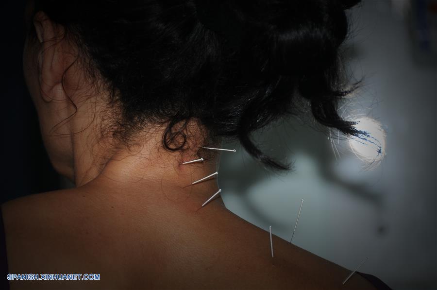 De acuerdo con la OMS, 103 miembros han dado su aprobación a la práctica de la acupuntura y moxibustiónints, con 29 que han decretado estatutos especiales en medicina tradicional, y 18 que incluyeron los tratamientos de acupuntura y moxibustión en sus provisiones de seguro médico.
