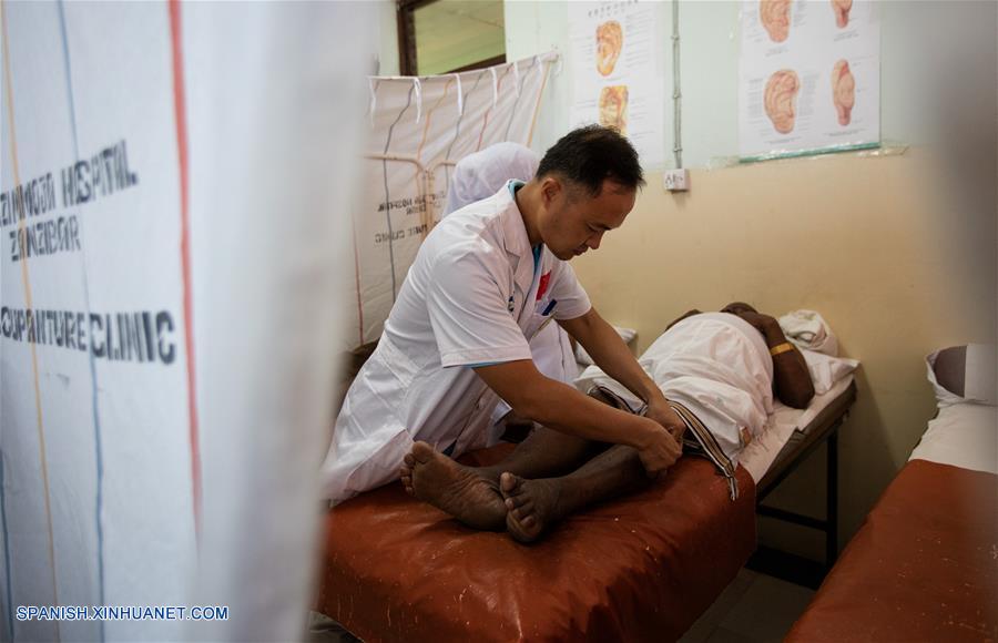 De acuerdo con la OMS, 103 miembros han dado su aprobación a la práctica de la acupuntura y moxibustiónints, con 29 que han decretado estatutos especiales en medicina tradicional, y 18 que incluyeron los tratamientos de acupuntura y moxibustión en sus provisiones de seguro médico.