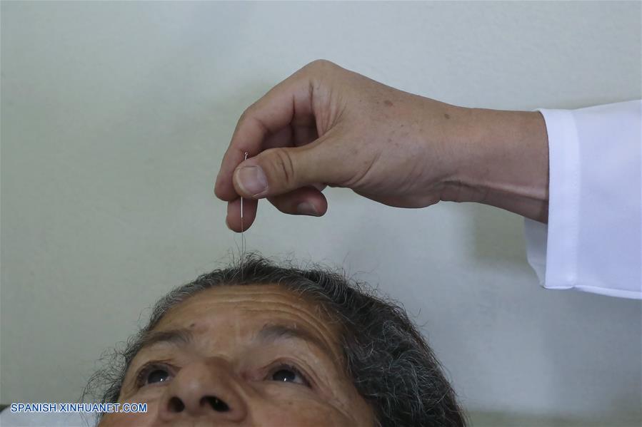 De acuerdo con la OMS, 103 miembros han dado su aprobación a la práctica de la acupuntura y moxibustiónints, con 29 que han decretado estatutos especiales en medicina tradicional, y 18 que incluyeron los tratamientos de acupuntura y moxibustión en sus provisiones de seguro médico.