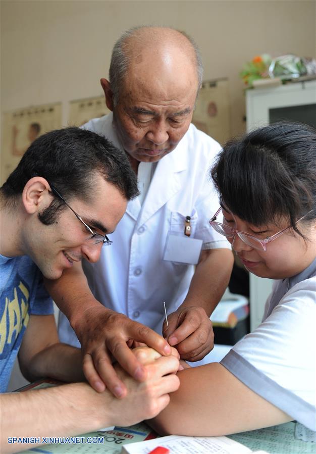 De acuerdo con la OMS, 103 miembros han dado su aprobación a la práctica de la acupuntura y moxibustiónints, con 29 que han decretado estatutos especiales en medicina tradicional, y 18 que incluyeron los tratamientos de acupuntura y moxibustión en sus provisiones de seguro médico.