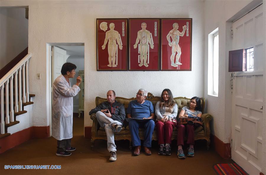 De acuerdo con la OMS, 103 miembros han dado su aprobación a la práctica de la acupuntura y moxibustiónints, con 29 que han decretado estatutos especiales en medicina tradicional, y 18 que incluyeron los tratamientos de acupuntura y moxibustión en sus provisiones de seguro médico.