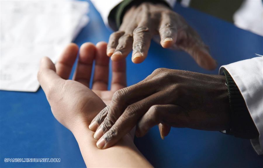 De acuerdo con la OMS, 103 miembros han dado su aprobación a la práctica de la acupuntura y moxibustiónints, con 29 que han decretado estatutos especiales en medicina tradicional, y 18 que incluyeron los tratamientos de acupuntura y moxibustión en sus provisiones de seguro médico.