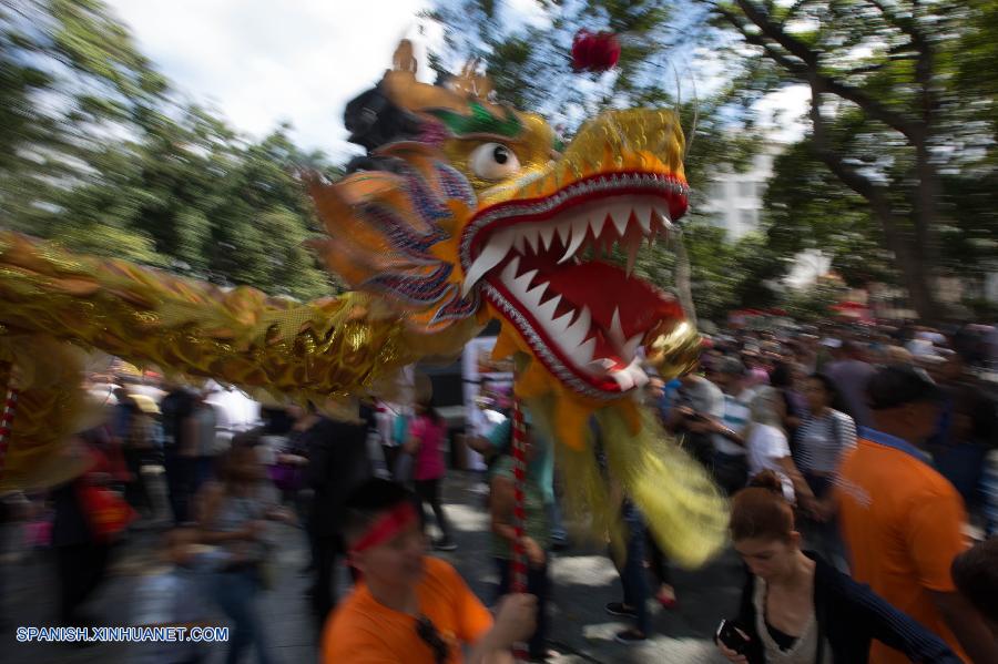 La comunidad china en Venezuela se concentró este sábado en la céntrica Plaza Bolívar de Caracas para celebrar con una gran feria cultural la llegada del Año Nuevo Chino, que en esta ocasión se rige por el Gallo.