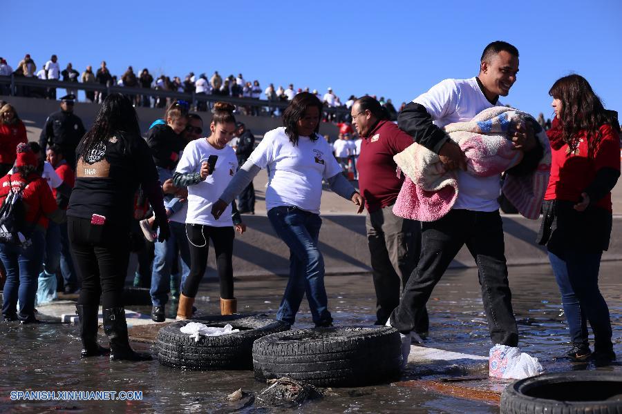 Cientos de migrantes mexicanos en Estados Unidos se reencontraron el sábado con sus familias por unos minutos en la frontera entre Ciudad Juárez, estado mexicano de Chihuahua, y El Paso, Texas (EEUU), después de años de no poder verlos por ser indocumentados.