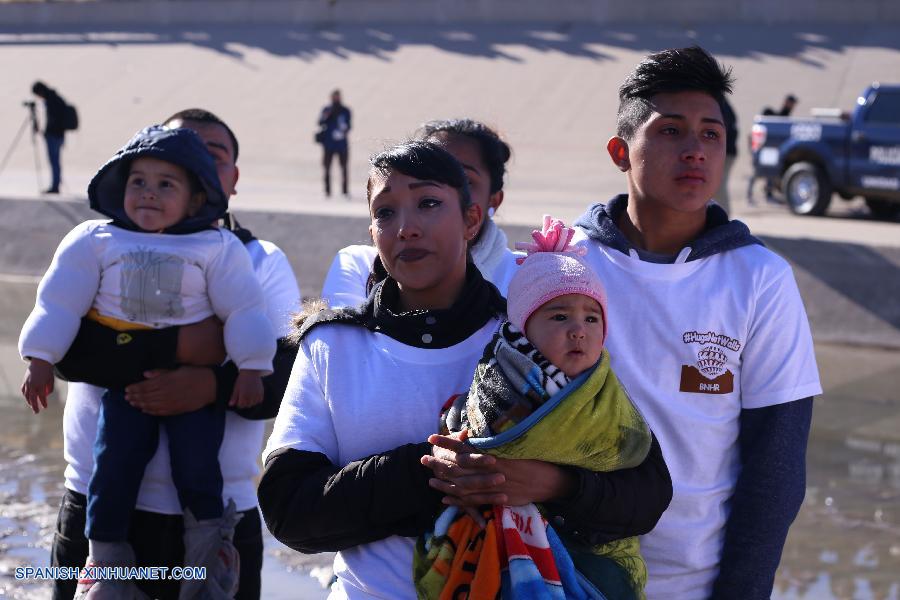 Cientos de migrantes mexicanos en Estados Unidos se reencontraron el sábado con sus familias por unos minutos en la frontera entre Ciudad Juárez, estado mexicano de Chihuahua, y El Paso, Texas (EEUU), después de años de no poder verlos por ser indocumentados.