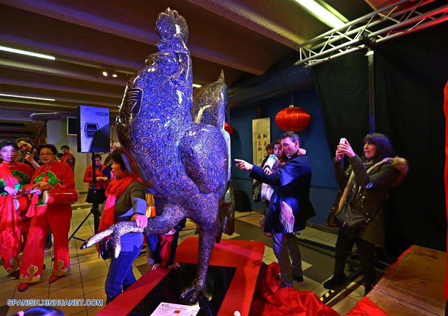 El gobierno de la región Valona presentó a la Embajada de China la estatua de un gallo para celebrar el Año Nuevo Lunar chino del Gallo.