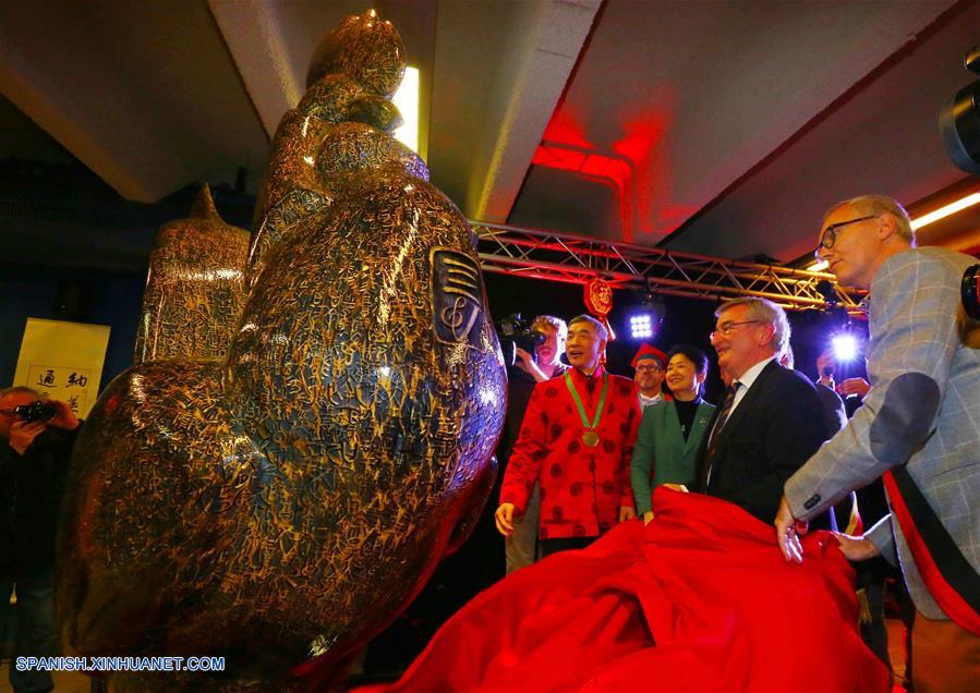 El gobierno de la región Valona presentó a la Embajada de China la estatua de un gallo para celebrar el Año Nuevo Lunar chino del Gallo.