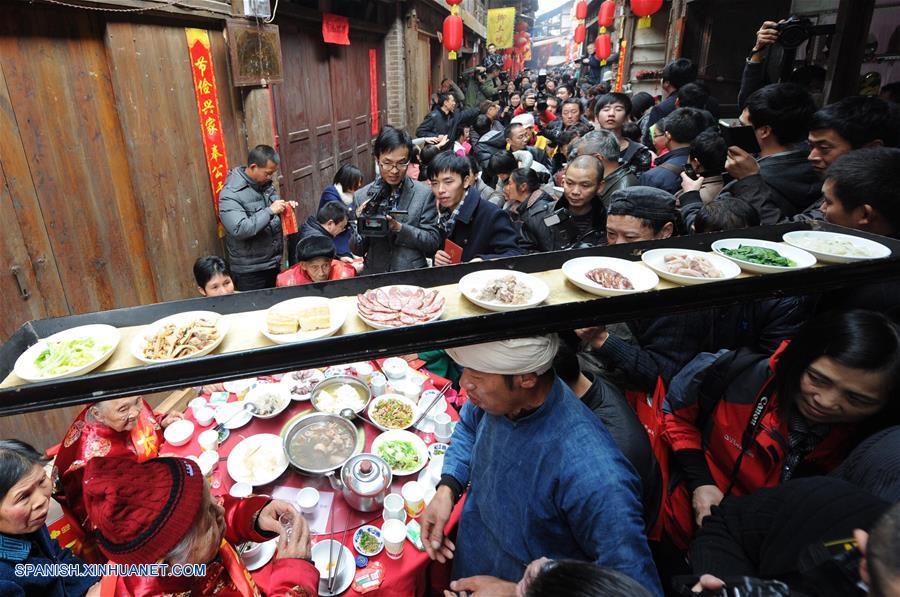 El espíritu más importante del Año Nuevo Lunar chino, o Festival de Primavera, es la reunión familiar. Es también la mejor época para que las personas de todas las edades se reúnan a disfrutar de una deliciosa comida.